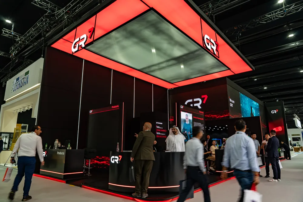 GR7 stánek na výstavě IDEX Abu Dhabi s LED animacemi